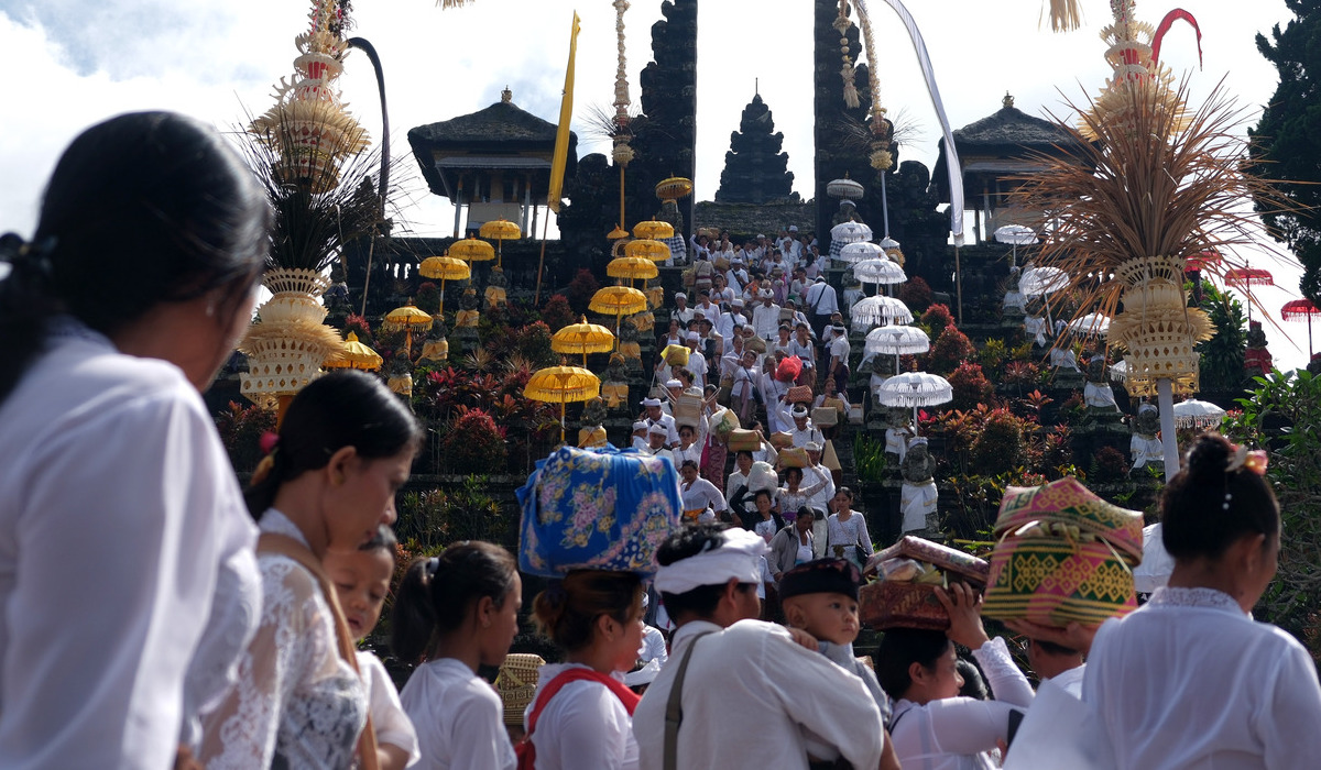 Masyarakat di Pura Besakih, Karangasem, Bali.