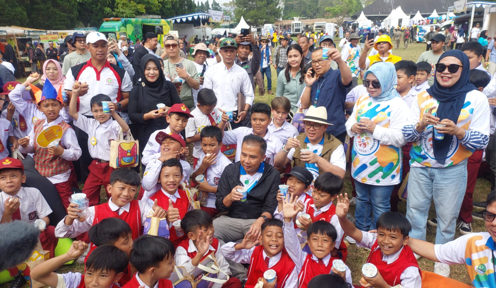 Penjabat Gubernur Jawa Barat Bey Machmudin bersama anal-anak di Lembang, Kabupaten Bandung Barat. 