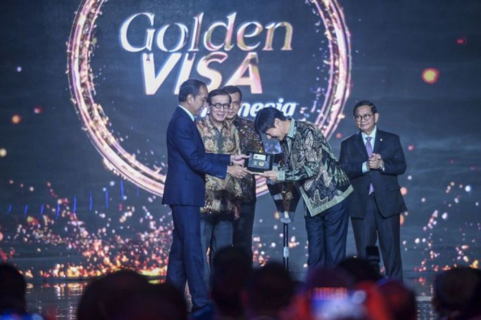 Presiden Joko Widodo memberikan Golden Visa kepada pelatih Timnas Indonesia Shin Tae Yong.