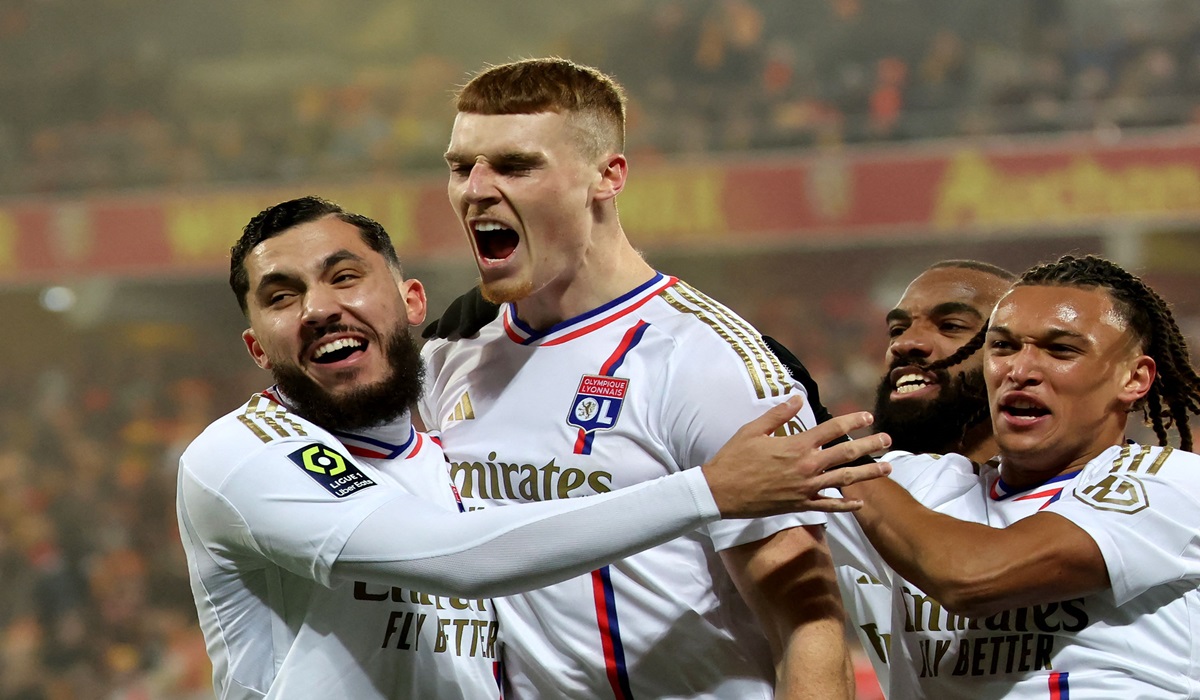 Bek Lyon Jake O'Brien (tengah)