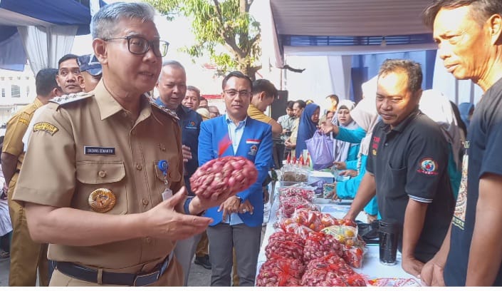 Penjabat Wali Kota Tegal, Dadang Soemantri meninjau stand kebutuhan pangan di halaman KUD Karya Mina Tegalsari, Kota Tegal. 