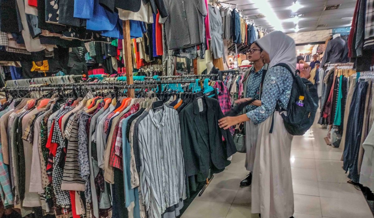 Pengunjung tengah memilih pakaian bekas impor di Pasar Baru, Jakarta, Selasa (20/02/2023).