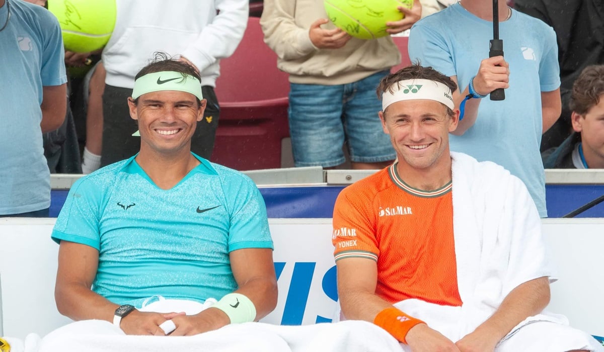 Rafael Nadal (kiri) dan Casper Ruud yang tampil di nomor ganda putra turnamen tenis Bastad