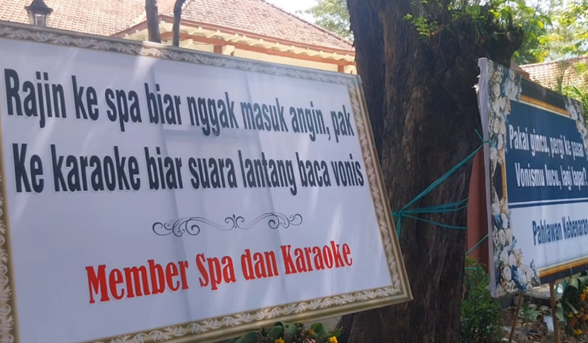 Bebaskan Ronald Tannur, Karangan Bunga Sindiran untuk Hakim Erintuah Damanik Banjiri PN Surabaya