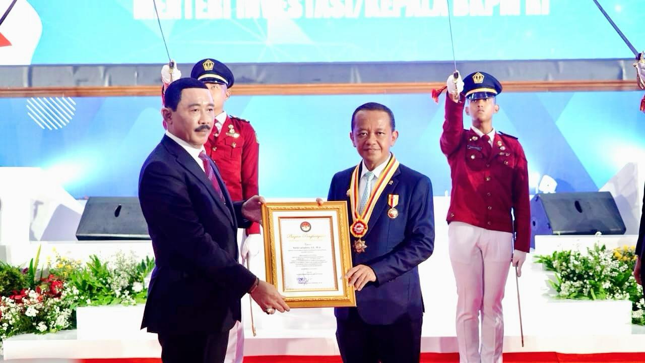 Menteri Investasi Bahlil  Lahadalia menerima penghargaan dari Rektor IPDN Prof Hadi Prabowo