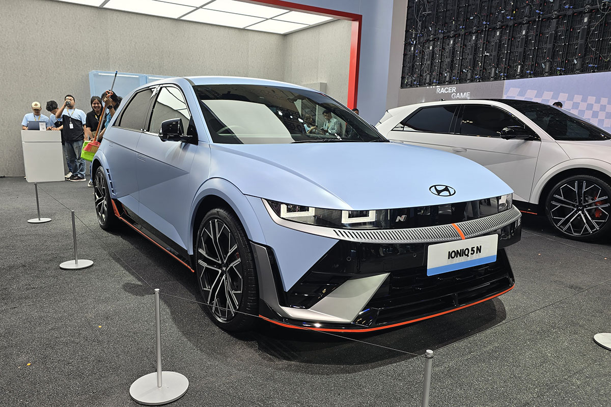 Hyundai memamerkan Ionic 5 N di GIIAS 2024 pada Rabu (17/7).