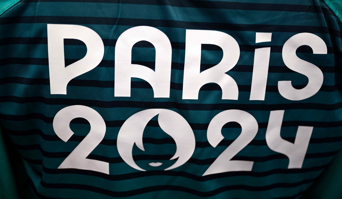 Logo Olimpiade Paris 2024 terlihat di kaos yang akan dikenakan para relawan