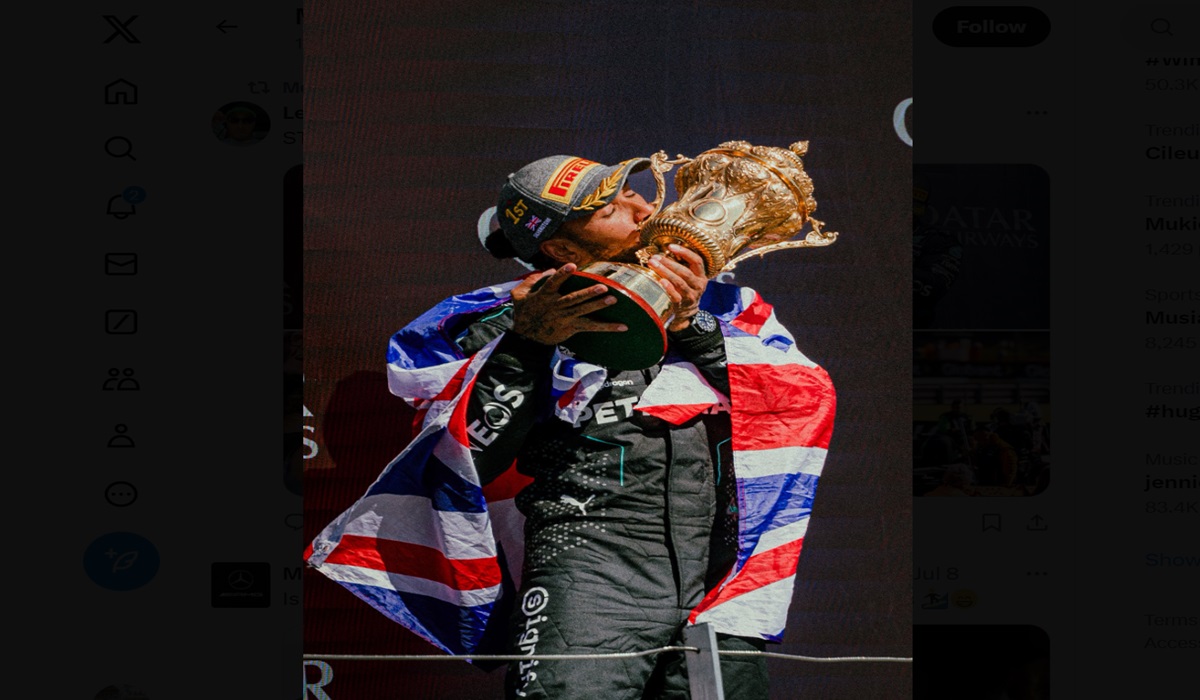 Pembalap Mercedes Lewis Hamilton