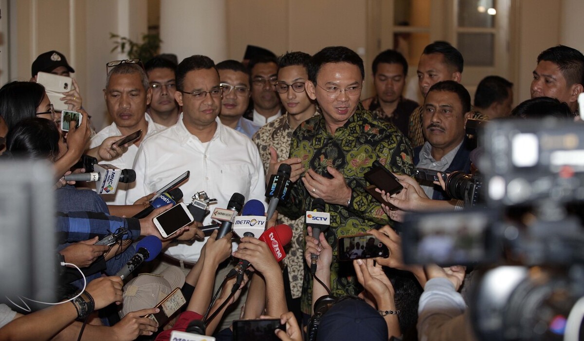 Basuki Tjahaja Purnama atau Ahok (kanan) bersama Anies Baswedan tahun 2017.