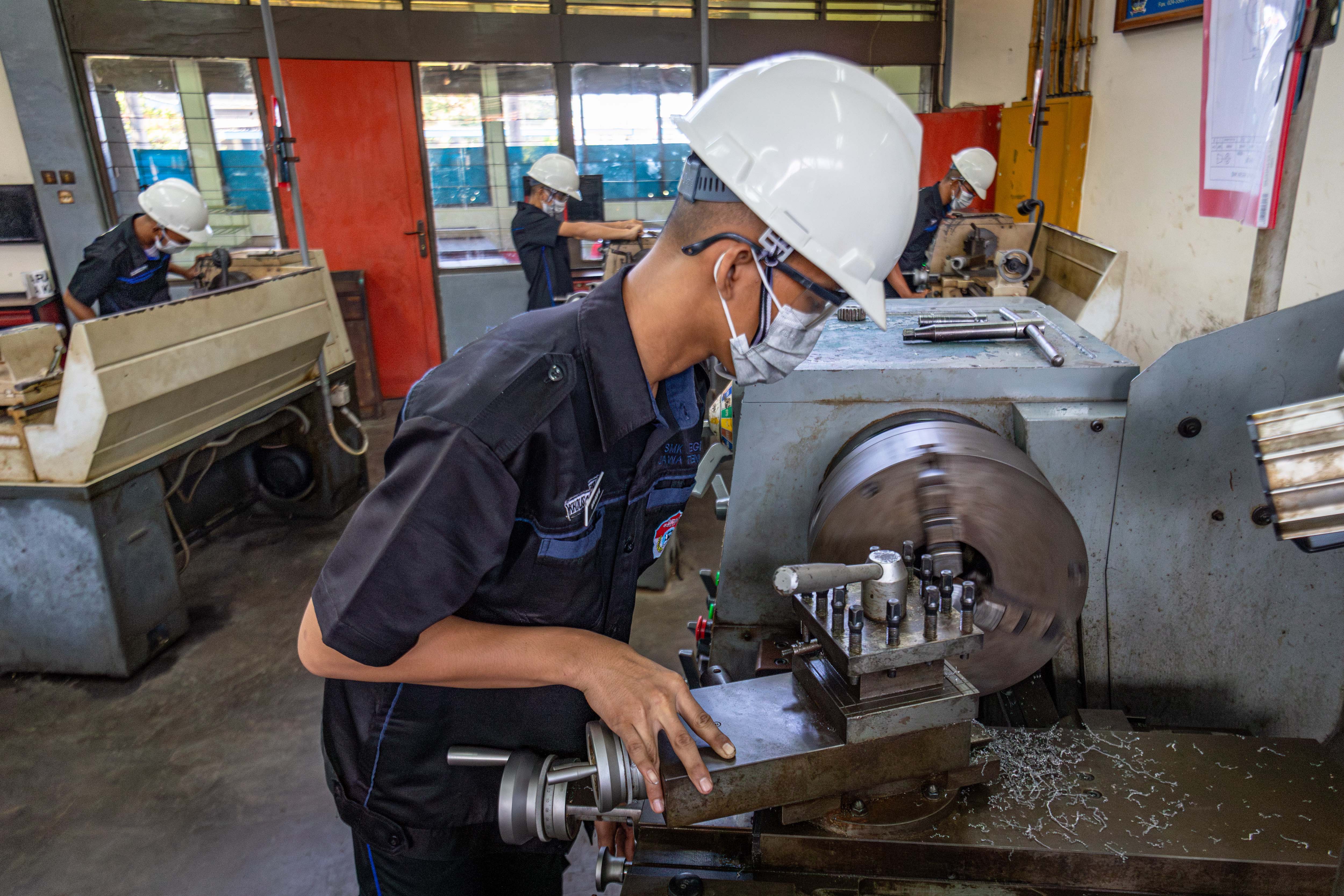 Siswa mempraktikkan produksi suku cadang roda gigi mesin di SMKN Jawa Tengah Kampus Semarang, di Semarang, Rabu (30/8/2023)