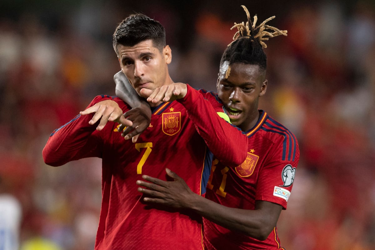 Penyerang Spanyol #07 Alvaro Morata merayakan gol yang akhirnya dianulir, bersama gelandang Spanyol #11 Nico Williams, selama pertandingan s