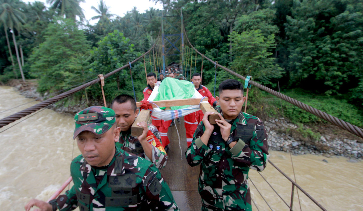 Petugas membawa penambang yang menjadi korban longsor di Bone Belango, Gorontalo.