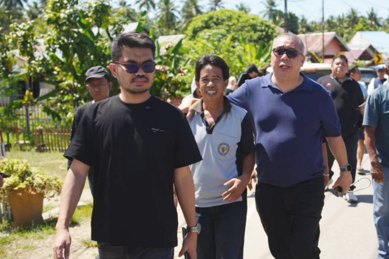 Presidium Relawan Banuata Jasrin Talib (depan) bersama bakal calon gubernur Ahmad Ali (belakang) saat meninjau lokasi bencana Parigi