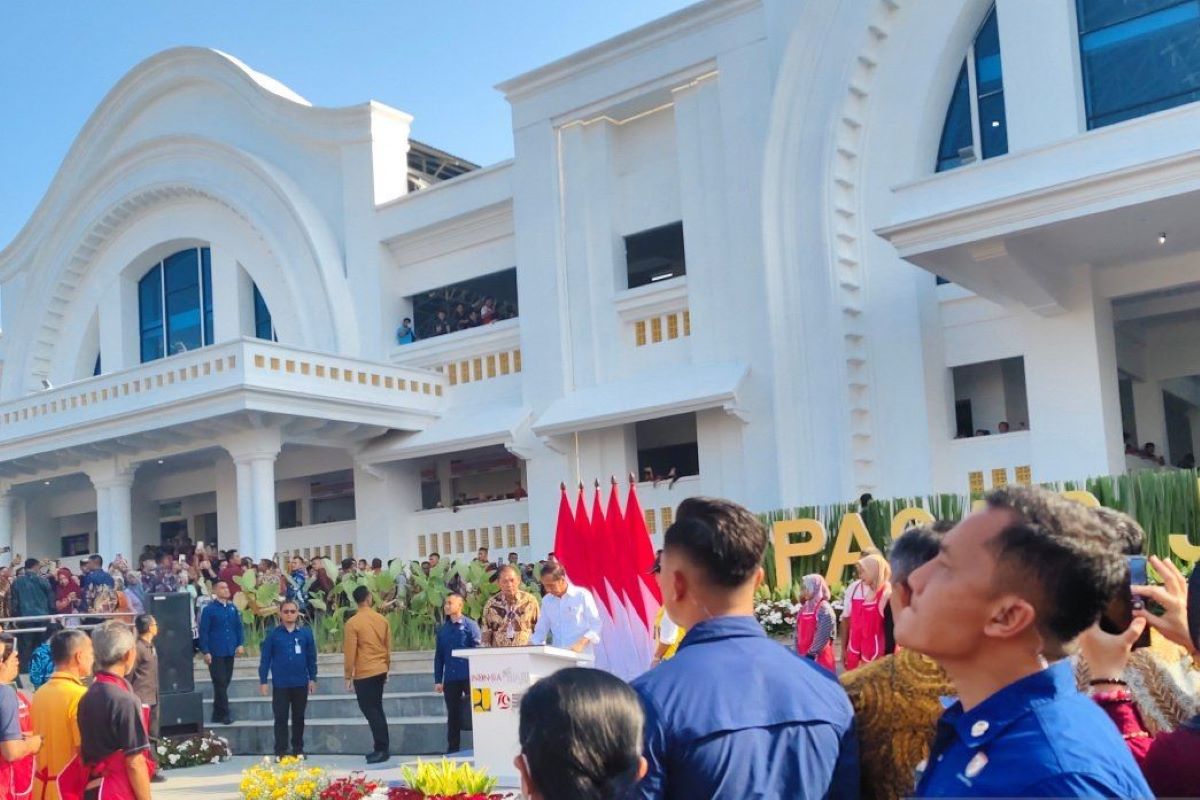 Presiden Joko Widodo meresmikan Pasar Jongke, Surakarta, Jawa Tengah.