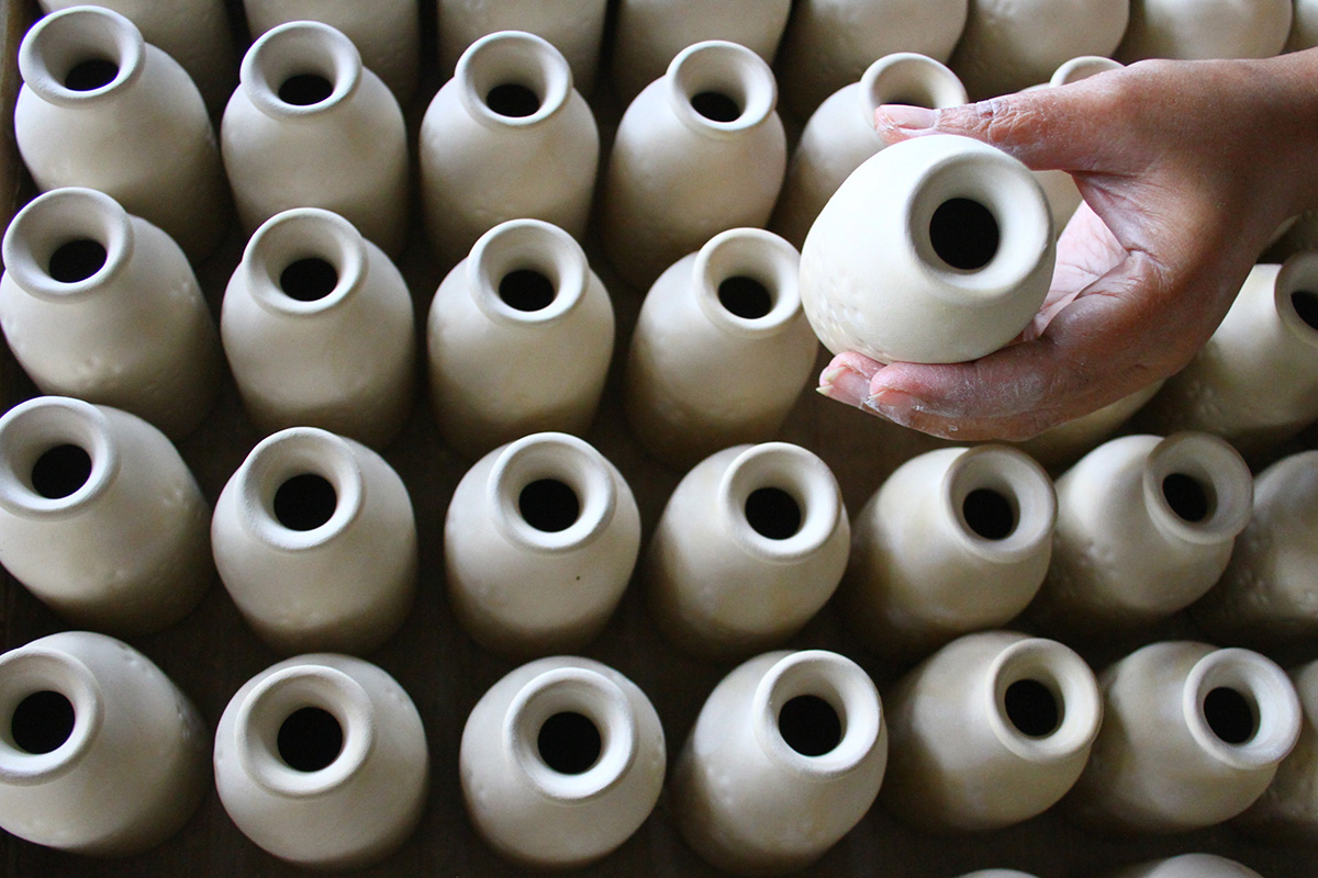 Perajin membuat keramik untuk dijual ke berbagai kota, di sentra industri keramik Tlogomas, Malang, Jawa Timur, Rabu (9/2/2022).