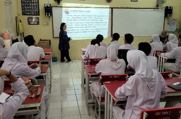 Ratusan siswa SMA mengikuti kegiatan pelatihan menulis konten di media sosial