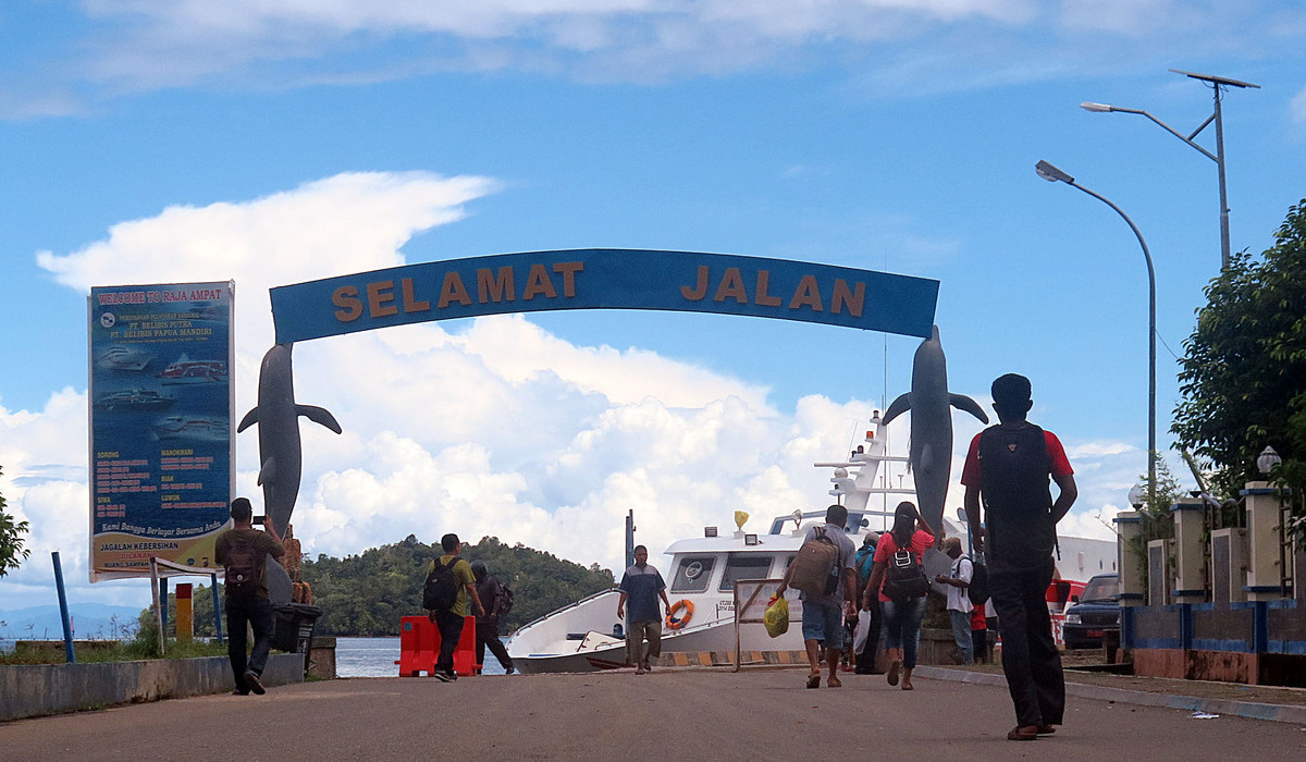 Suasana di Pelabuhan Waisai, Raja Ampat, Papua Barat.