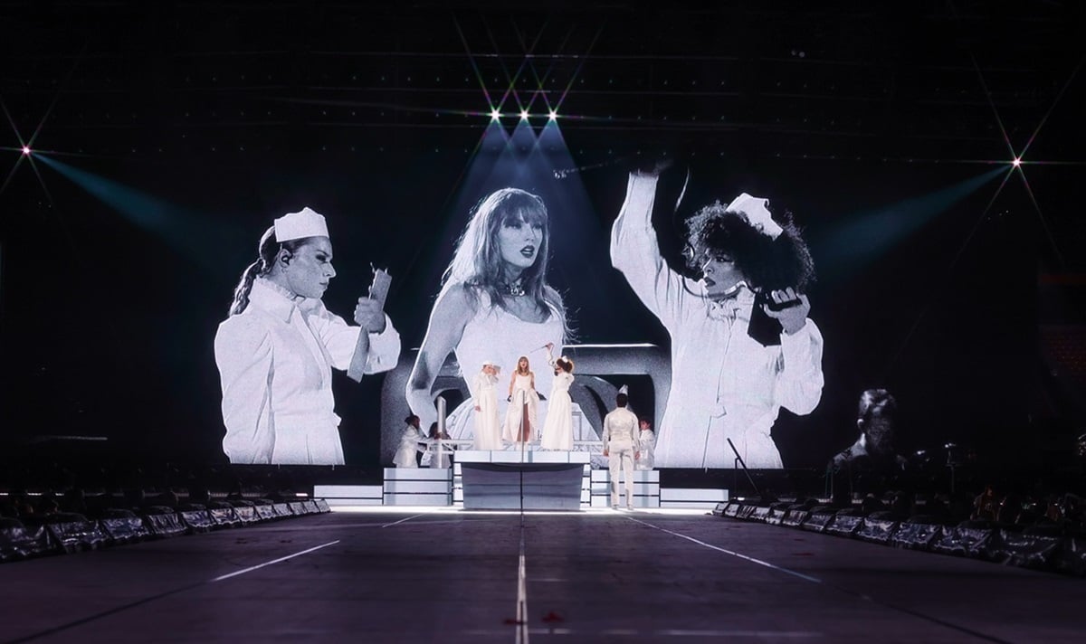 Taylor Swift mengalami masalah panggung saat konser Eras Tour di Dublin pada 29 Juni, di mana dia terjebak di platform yang terangkat. 