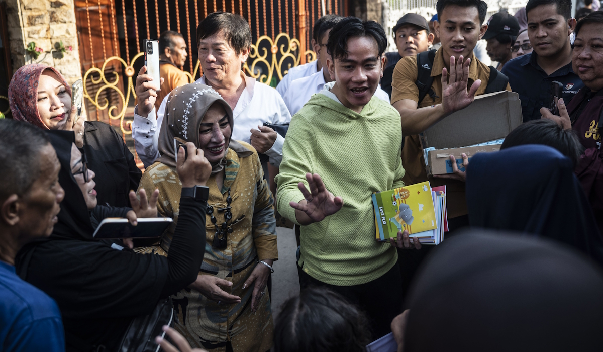 Wakil Presiden terpilih Gibran Rakabuming Raka (tengah) berbincang dengan warga saat blusukan di Gang I Kelurahan Pasar Manggis, Jakarta,