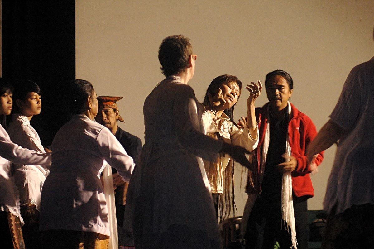 Sejumlah warga negara asing belajar Tari Tarawangsa di Bale Handap Selasar Sunaryo, Bandung, Jawa Barat.