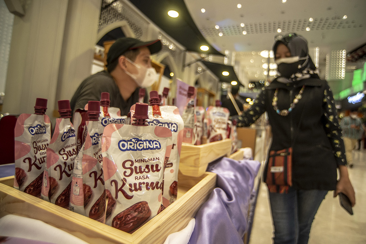  Pengunjung memilih produk makanan dan minuman pada acara Jakarta Ramadhan Festival 2022.