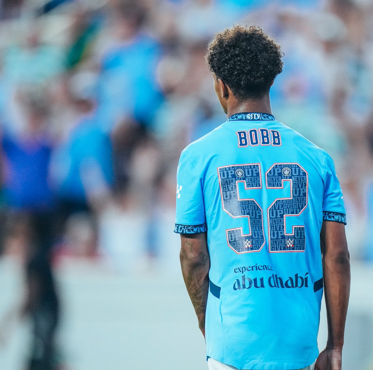 Pemain muda Man City Oscar Bobb. 