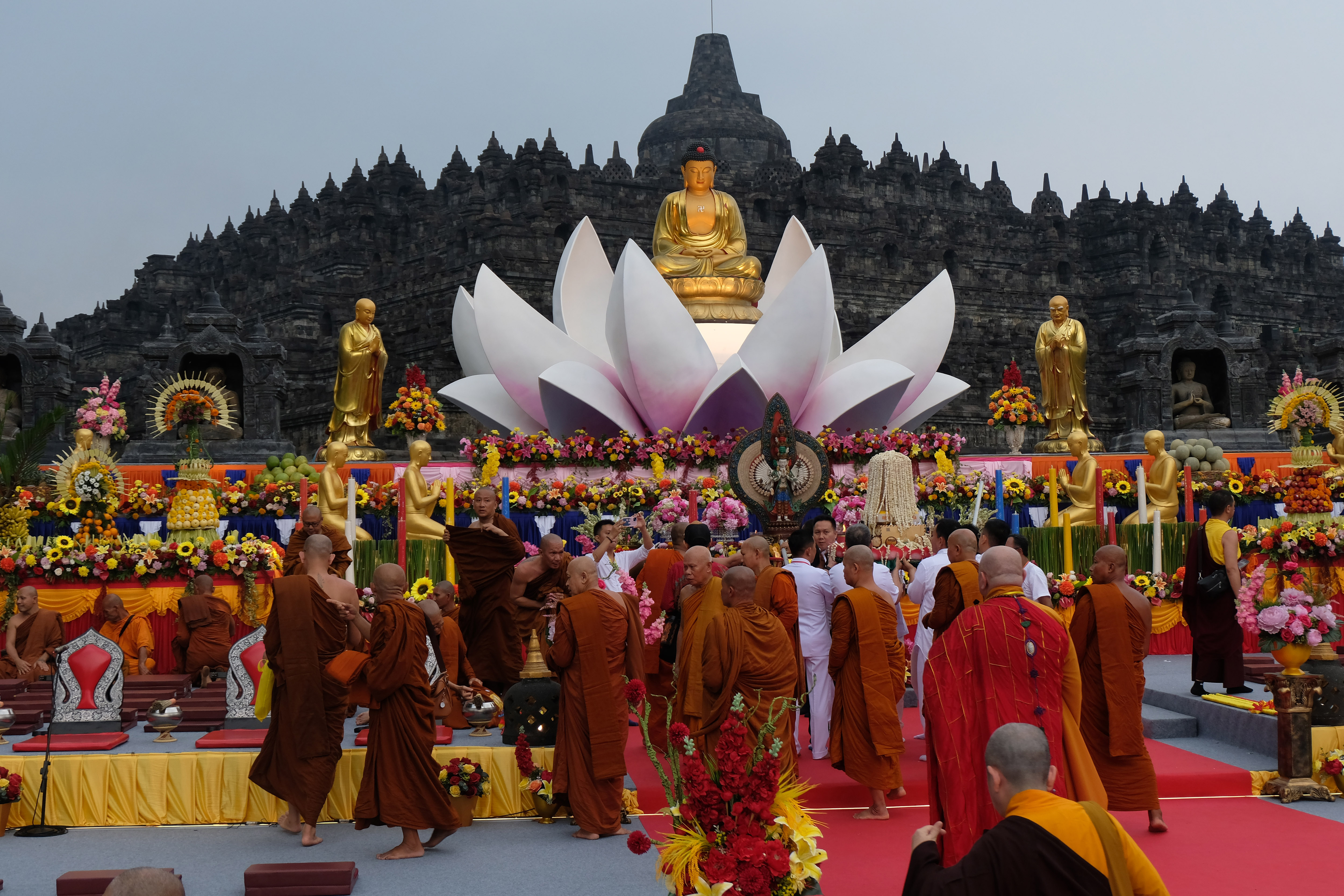 Sejumlah Bhikkhu tiba di altar utama saat Kirab Waisak 2568 BE/2024 di Borobudur, Magelang, Jawa Tengah, Kamis (23/5/2024)