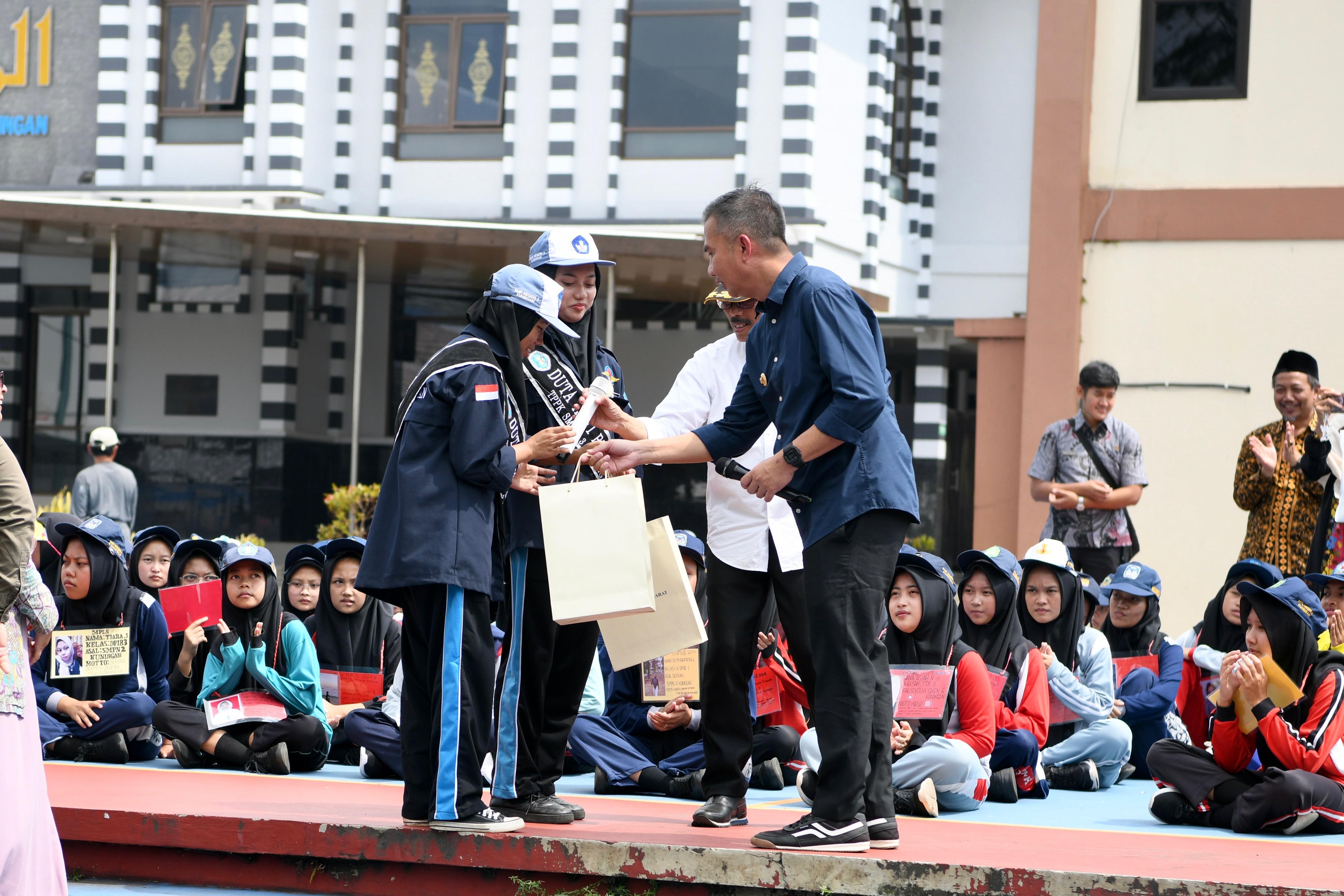 Penjabat Gubernur Jawa Barat Bey Machmudin bersama siswa baru SMKN 3 Kabupaten Kuningan