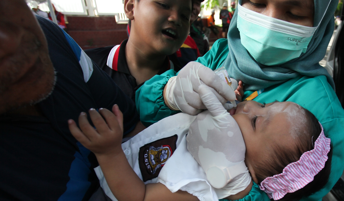 Petugas kesehatan memberikan imunisasi polio 