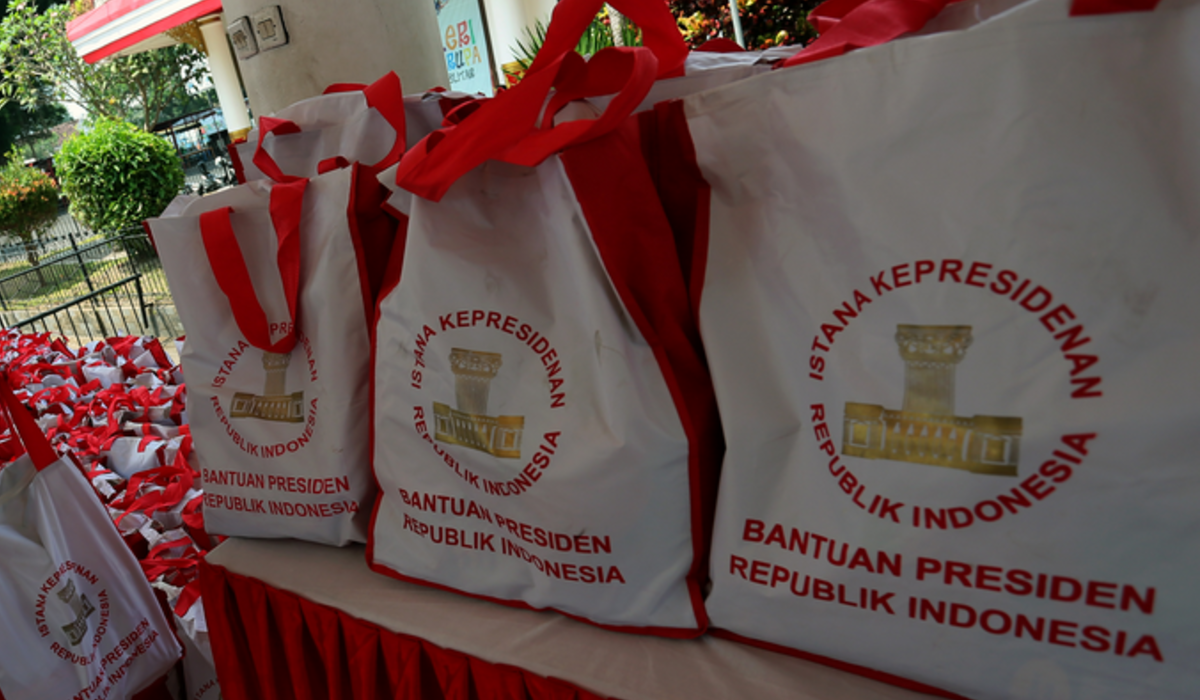 Bingkisan berisi bantuan sosial yang mengatasnamakan dari Istana Presiden RI.
