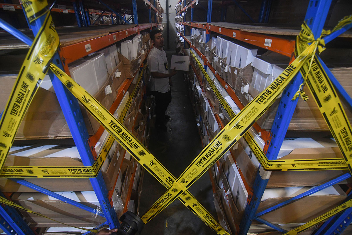 Petugas Kemendag memeriksa komputer tablet impor ilegal dalam rilis kasus penyelundupan di salah satu gudang di Kalideres, Jakarta.