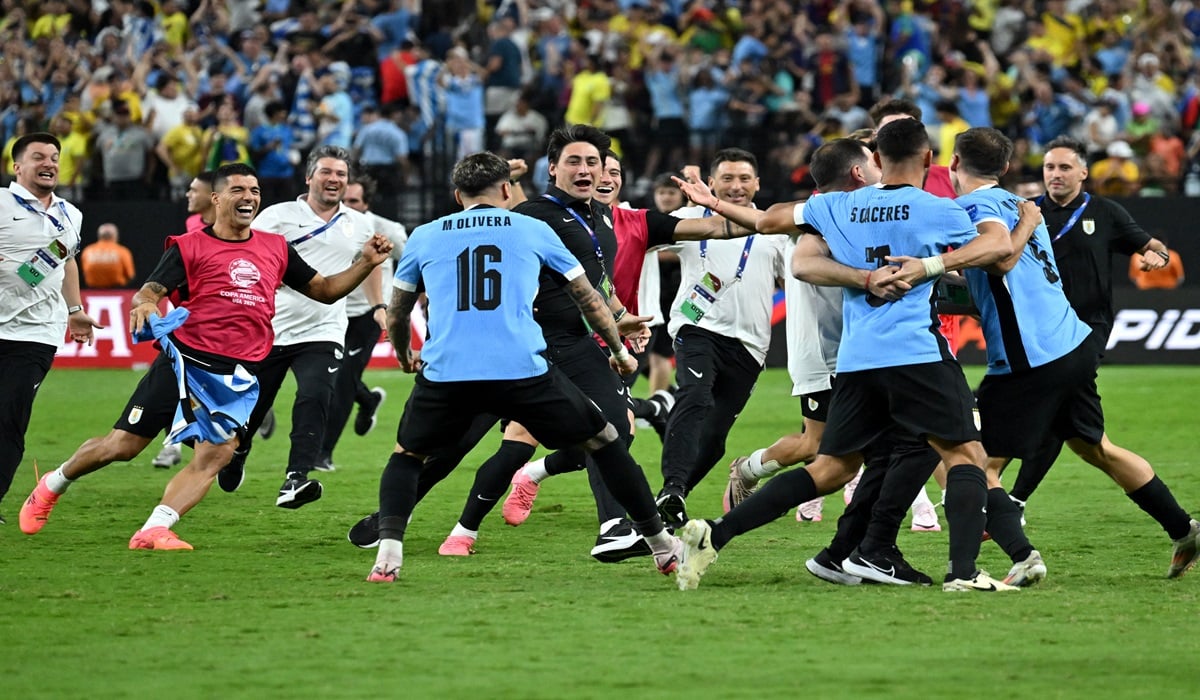Para pemain Uruguay melakukan selebrasi usai menang adu penalti atas Brasil di laga perempat final Copa America.