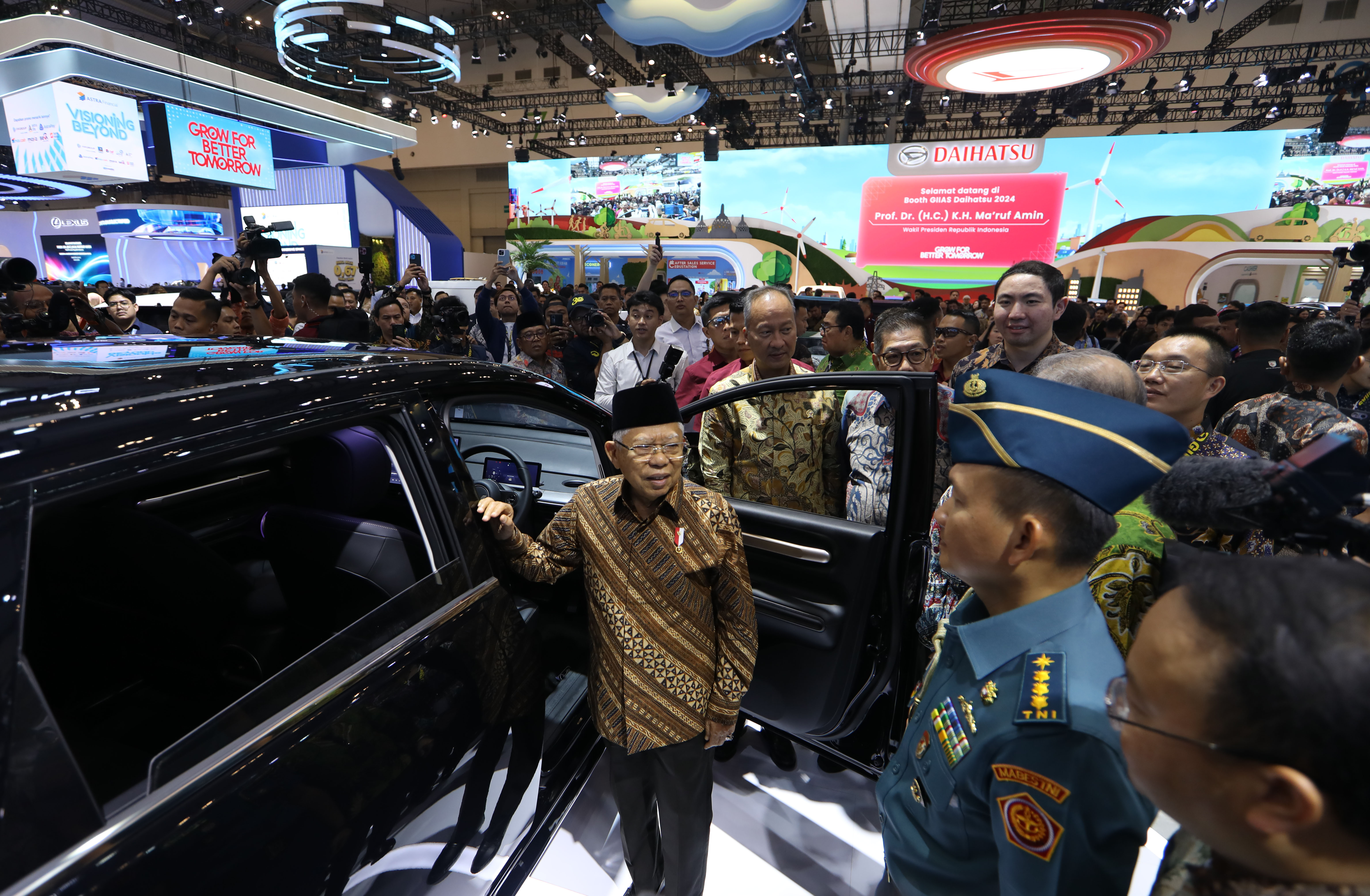 Wakil Presiden Ma'ruf Amin (tengah) didampingi Menteri Perindustrian Agus Gumiwang Kartasasmita (keempat kanan) mengunjungi GIIAS 2024