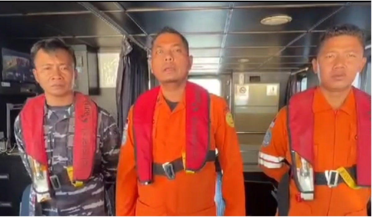 Kapten Harpodo (tengah).