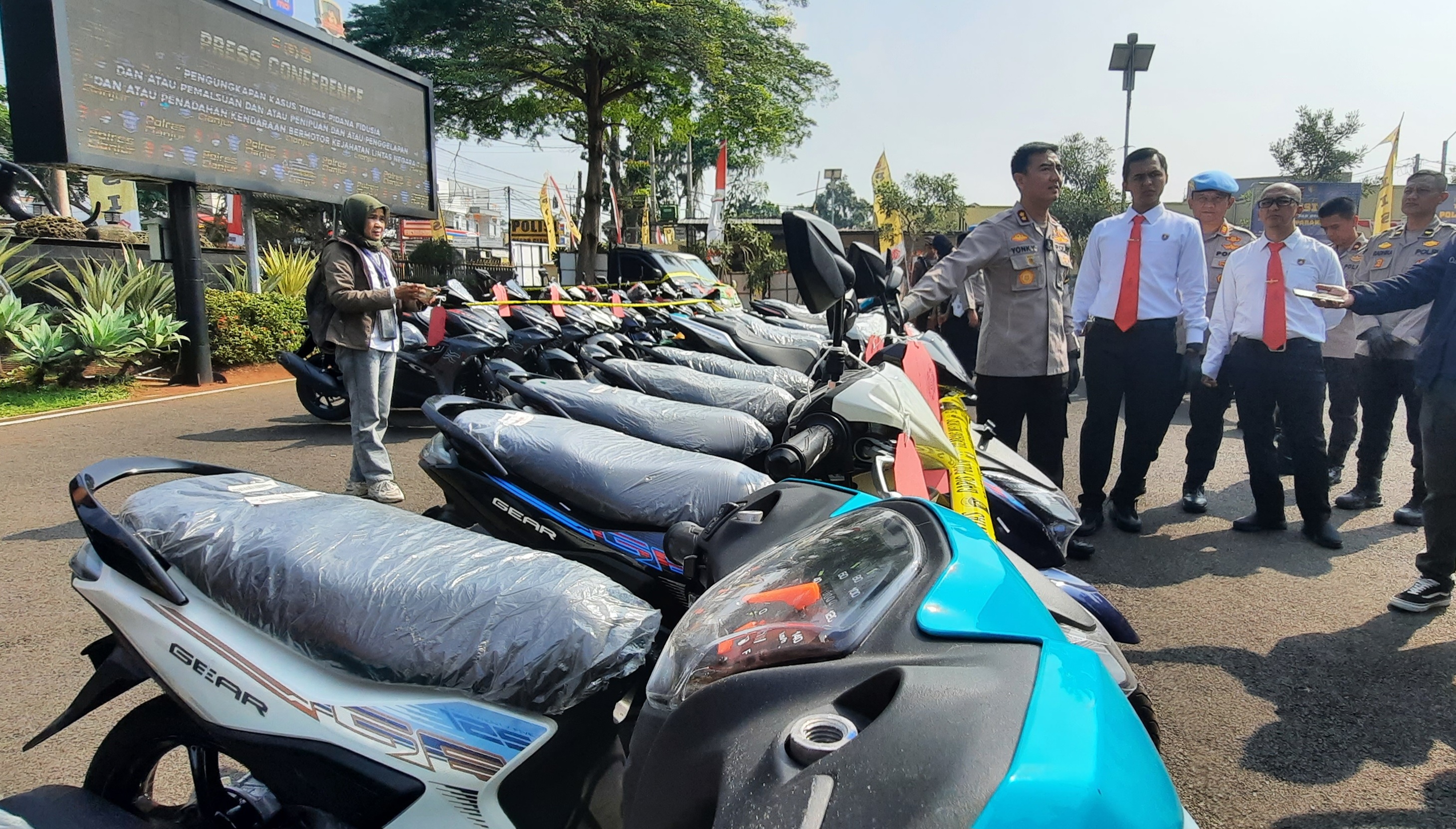 Kapolres Cianjur AKB Rohman Yonky Dilatha menunjukkan sepeda motor barang bukti hasil kejahatan. 