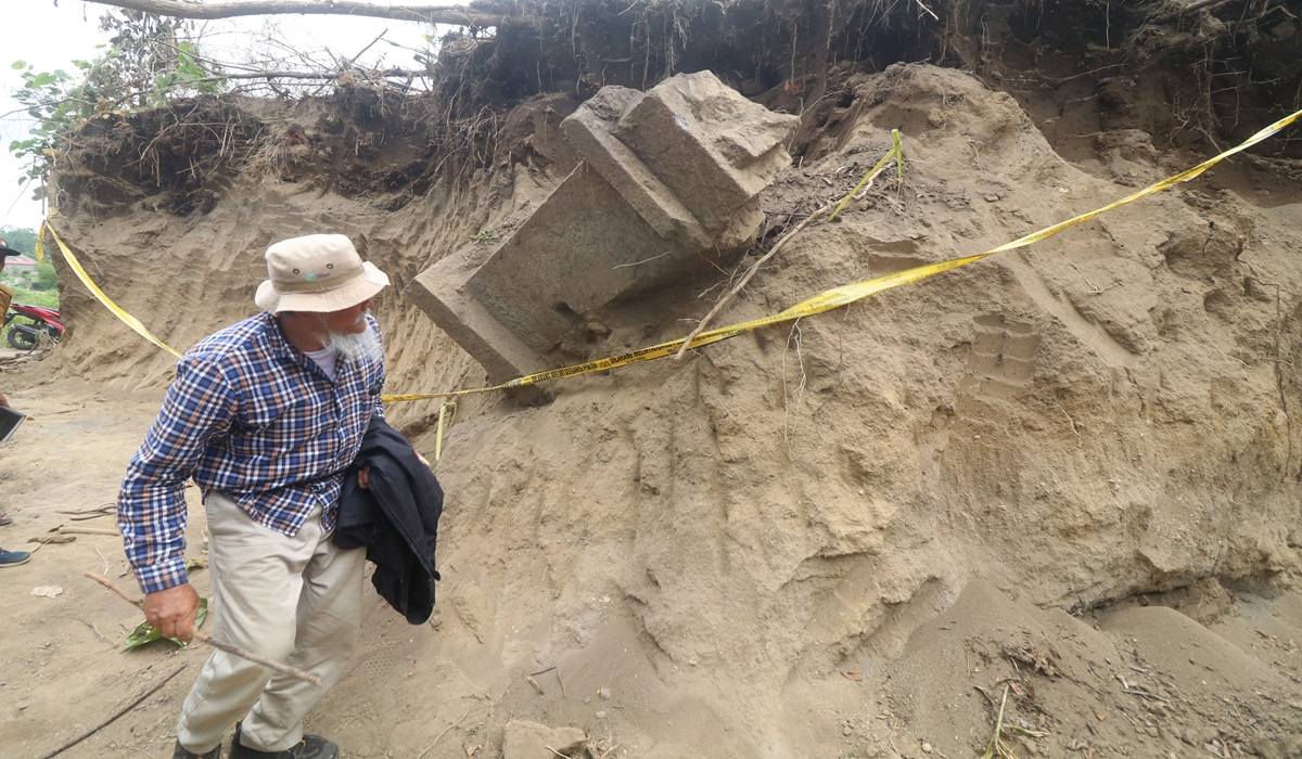 Ilustrasi--Arkeolog dari BPK wilayah XI Jawa Timur mengamati temuan tugu bertuliskan angka tahun 1123 Saka di Kediri, Jawa Timur.