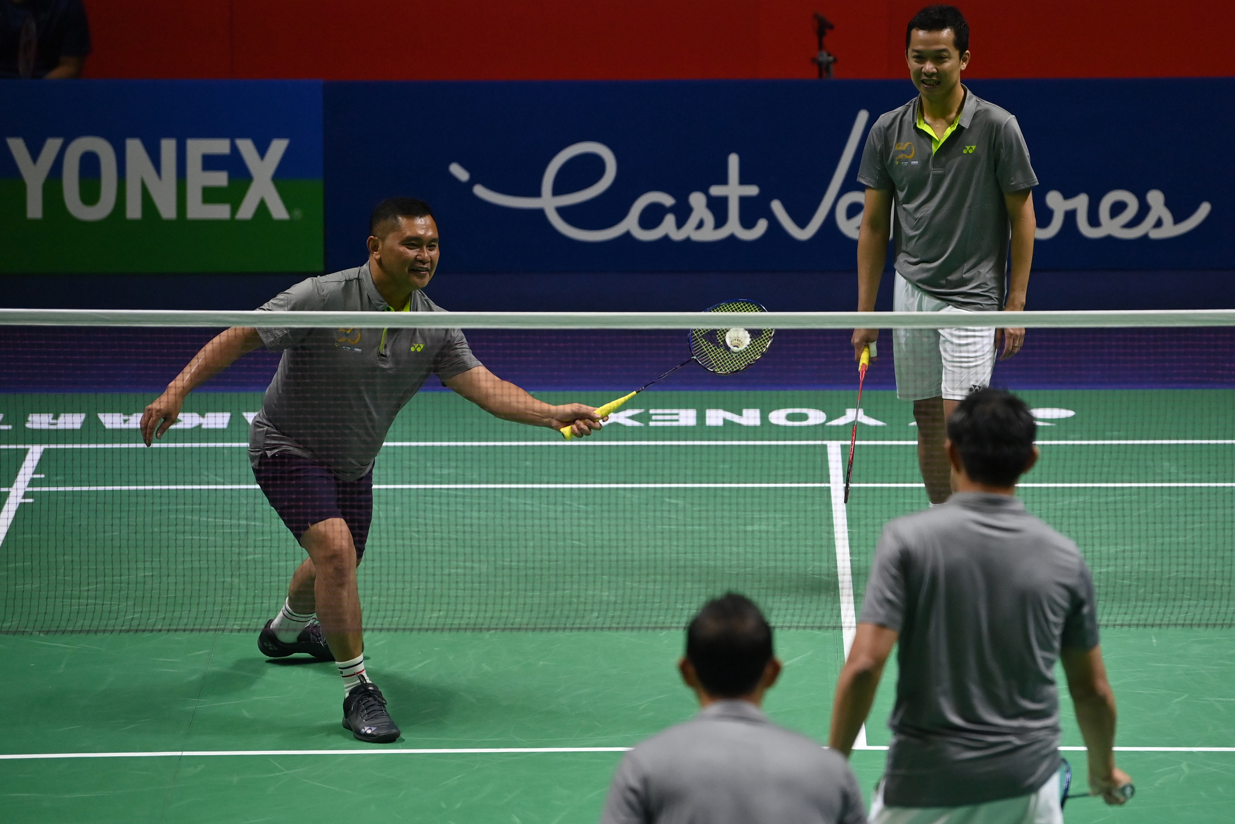 Sekjen PBSI Muhammad Fadil Imran (kiri) yang berpasangan dengan mantan pebulu tangkis Taufik Hidayat