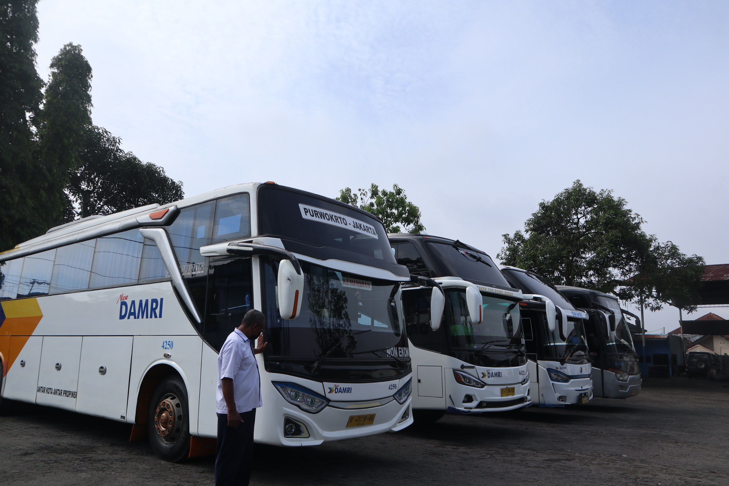 Seorang petugas melakukan pengecekan dan pemeliharaan rutin armada bus di Kantor Bus Damri