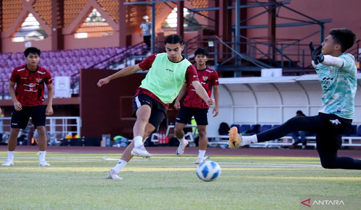 Striker Timnas Indonesia U-19 Jens Raven beraksi pada sesi latihan di Lapangan THOR, Darmo, Surabaya, Senin (22/7) sore.