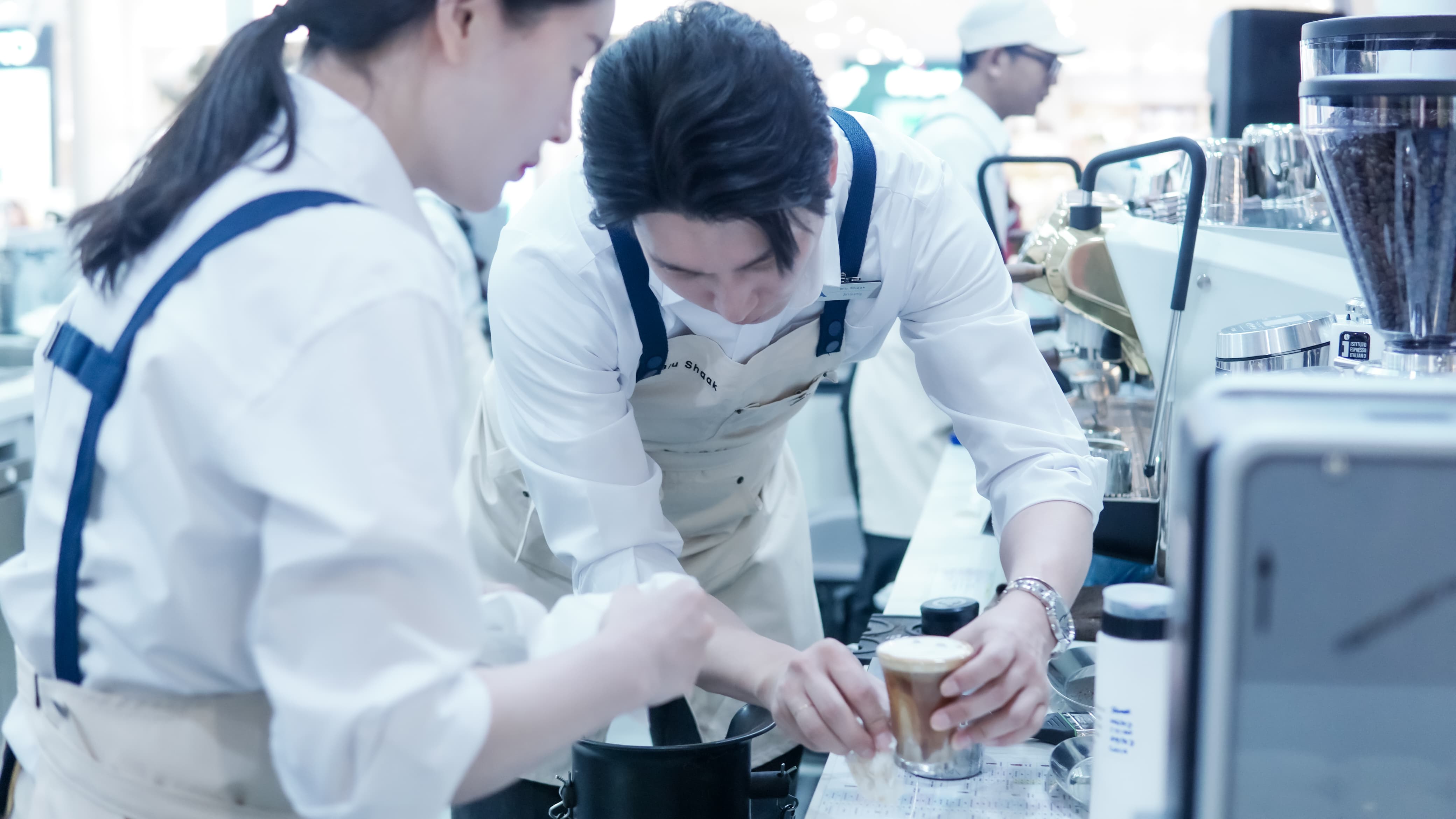 Barista di kedai Blu Shaak Jakarta tengah meracik minuman kopi susu.   