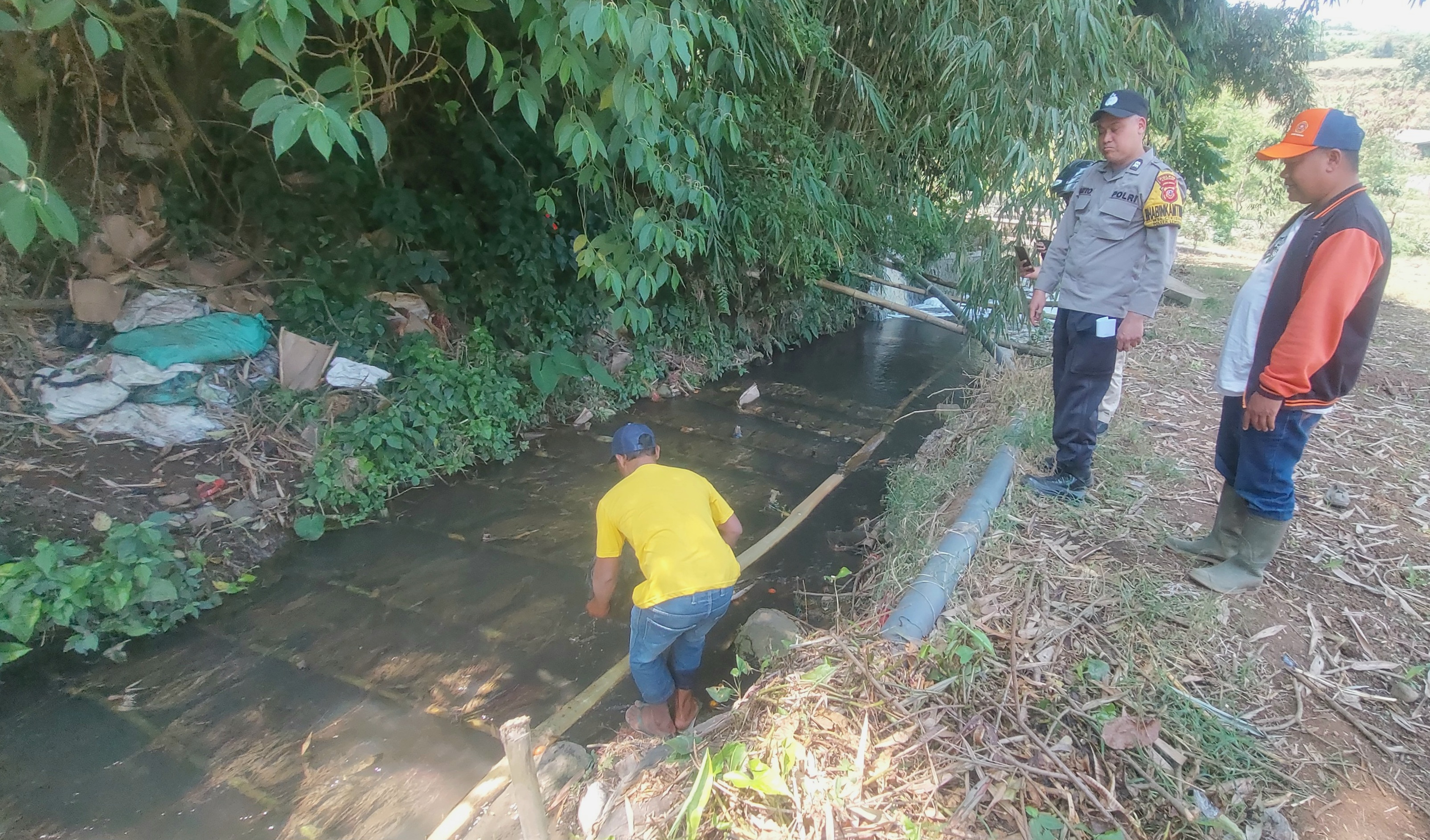 Petugas meneliti aliran sungai yang berubah menjadi hitam di Lembang, Bandung Barat. 