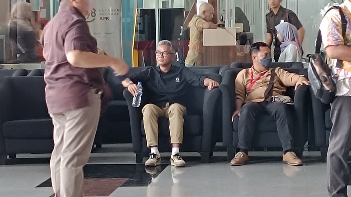 Mantan komisioner KPU Wahyu Setiawan terlihat menunggu di gedung KPK, Senin (29/7).