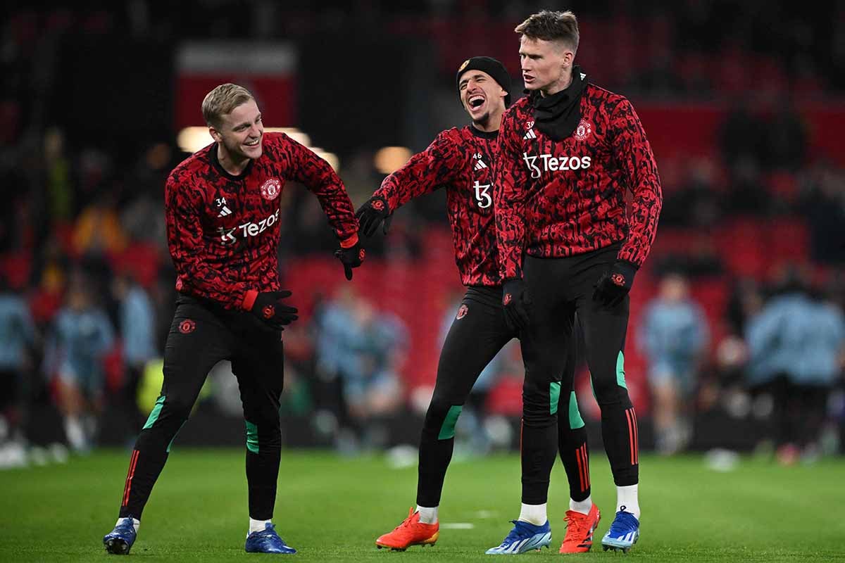 Donny van de Beek (kiri).