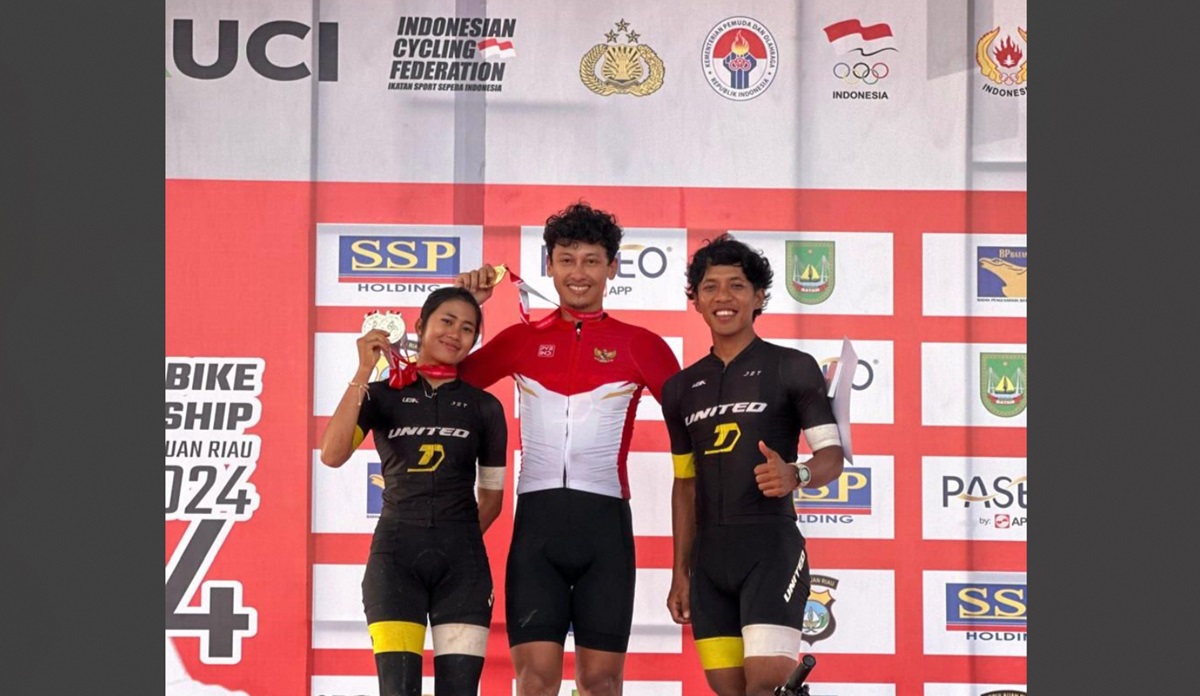 Anggota tim UBK yang meraih prestasi di Kejurnas balap sepeda.