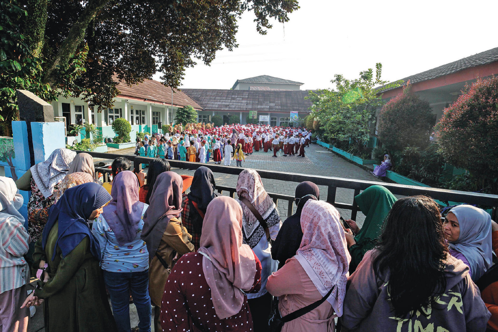 Memantau dari luar sekolah.