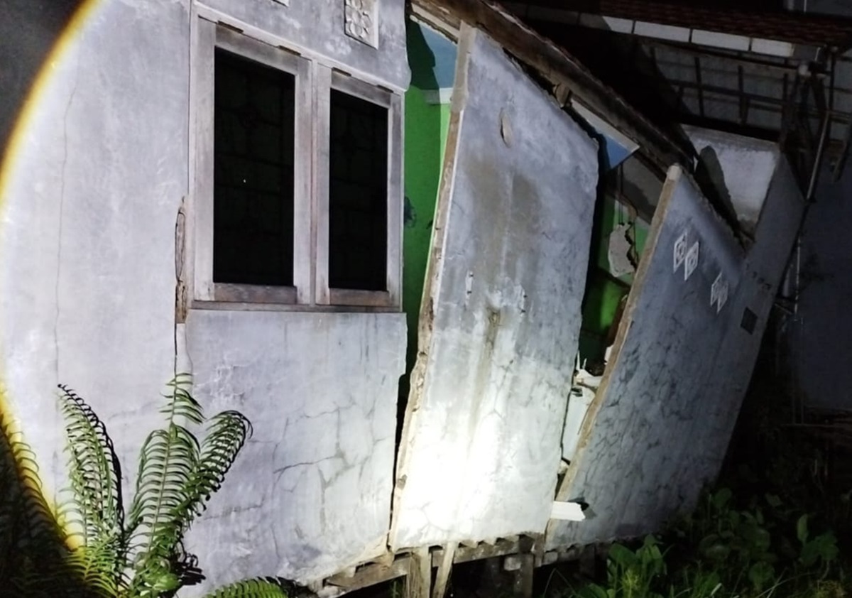 kondisi tanah gambut di Banjarmasin menyebabkan konstruksi bangunan rentan