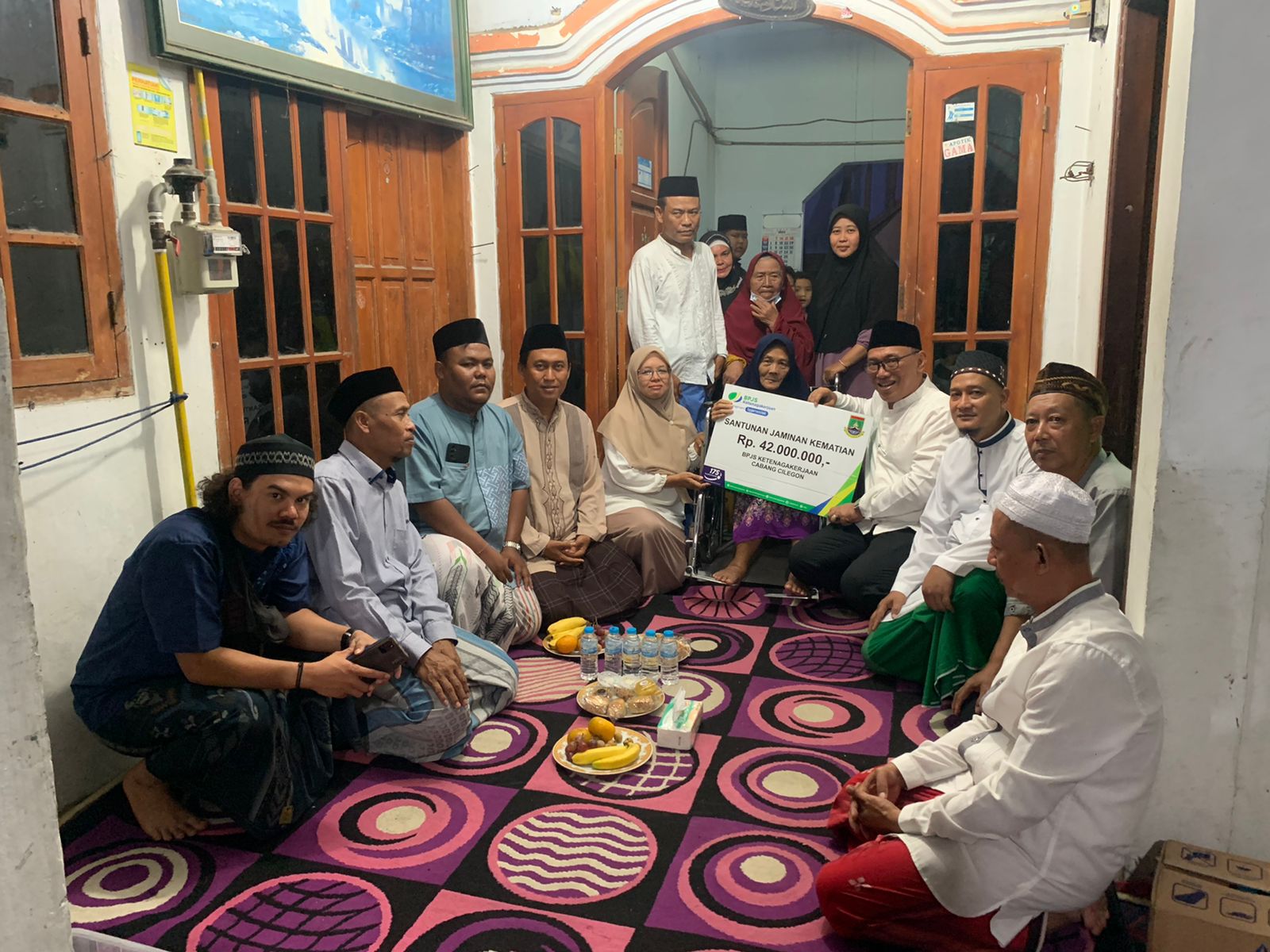 Wali Kota Cilegon Helldy Agustian berikan santunan BPJS Ketenagakerjaan sebesar Rp42 juta kepada keluarga pengurus RT yang meninggal dunia. 