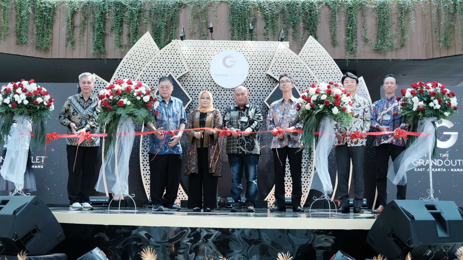 Pembukaan The Grand Outlet-East Jakarta, di Kabupaten Karawang, mal terbesar di Indonesia. 