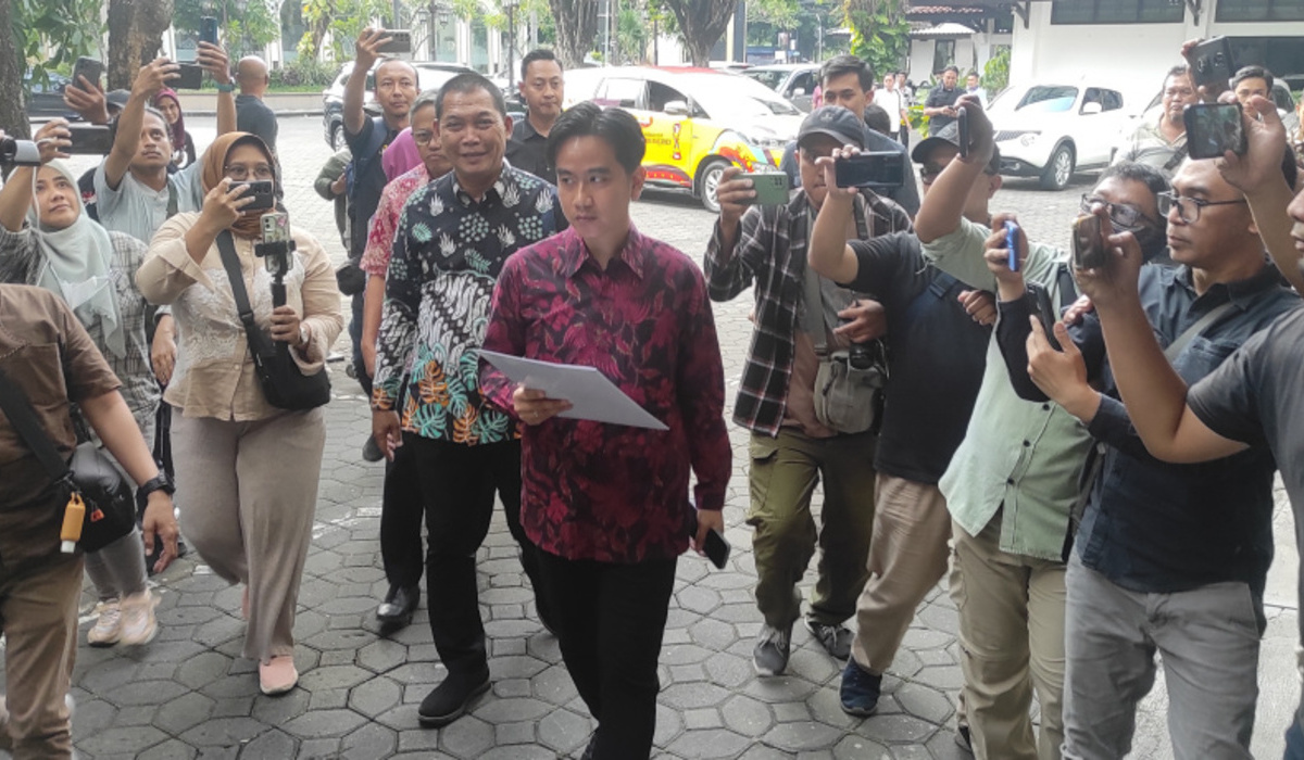 Gibran Rakabuming menyerahkan surat pengunduran diri sebagai wali kota ke DPRD Solo.