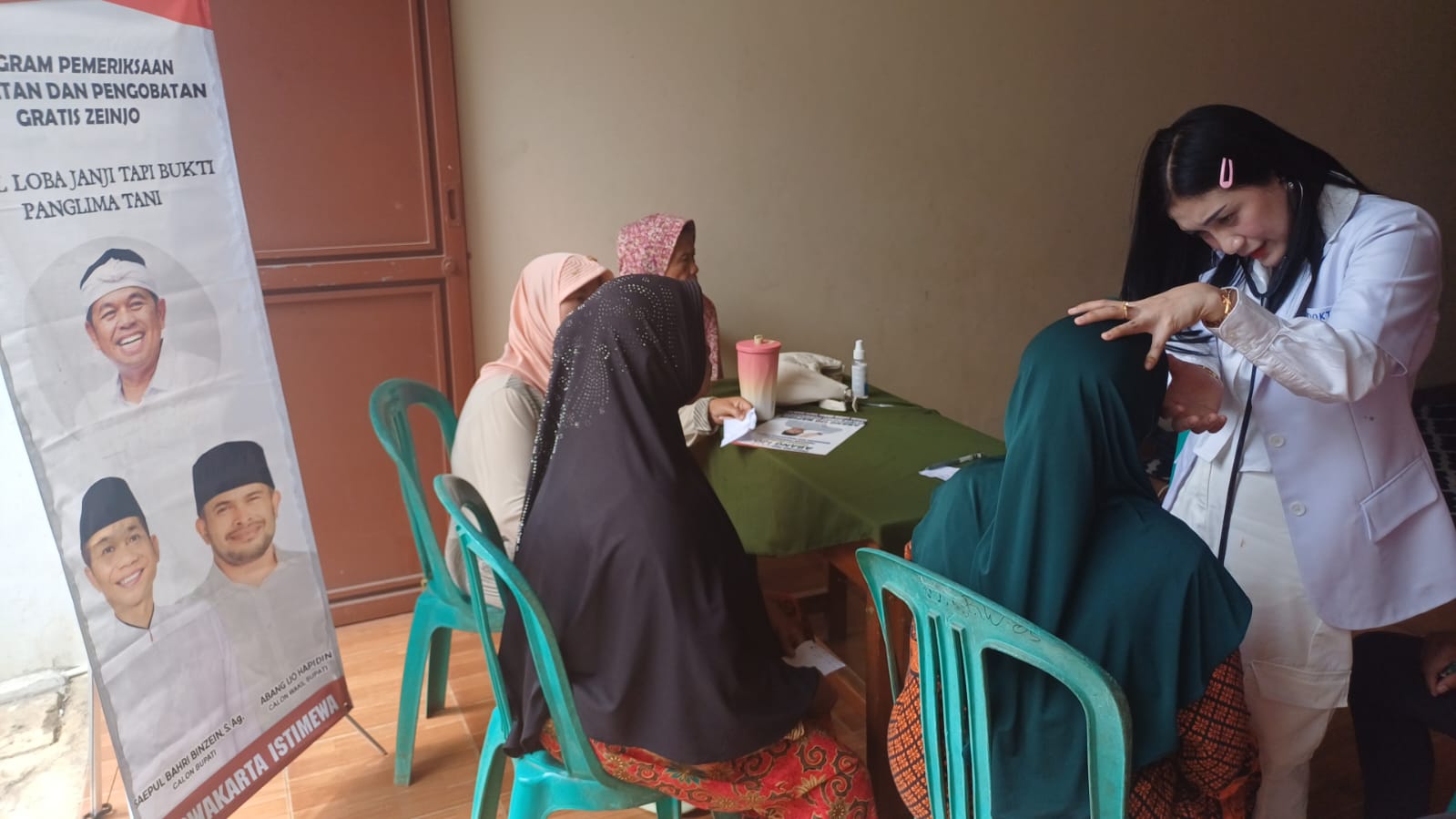 Seorang dokter melayani pemeriksaan kesehatan warga dalam program Pelayanan Kesehatan Gratis yang digelar Abang Ijo Hapidin di Purwakarta 